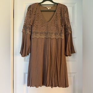 Easel Brand, Size Small Dress with Lace Details!